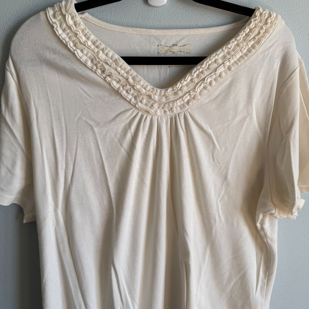 Crystal Kobe Womens Cream Ivory Short Sleeve Ruffle V-Neck Tee 2X Basic Casual - Picture 3 of 9
